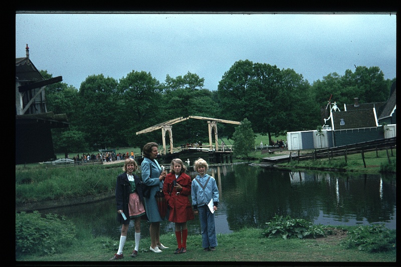 24.Arnhem mei 1974 Mama,Brigitte,Marion,Peter.JPG
